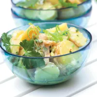 Lehký bramborový salát s chilli a jarní cibulkou