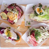 Chlebíček grilované kuře & ořechové pesto