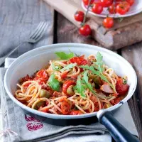 Těstoviny s tuňákem, chilli a olivami Těstoviny s tuňákem, chilli a olivami