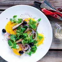 Pomerančový salát s cibulí a uzenými šproty