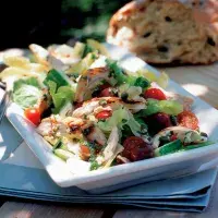 Salát s kuřetem a olivami