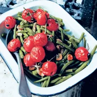 Zelené fazolky s grilovanými rajčaty Zelené fazolky s grilovanými rajčaty