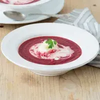 Rudá polévka s křenovo-smetanovým nočkem Rudá polévka s křenovo-smetanovým nočkem