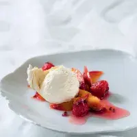 Pohár s broskvemi, malinami a levandulí