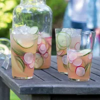 Perlivá bílá sangria s okurkou a ředkvičkami