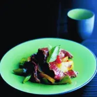 Hovězí proužky s chilli a bazalkou