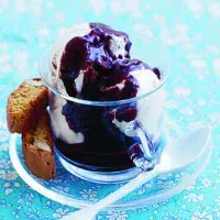 Sušenková zmrzlina s moka omáčkou