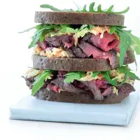 Sendvič s rostbífem a křenovým zelným salátem Sendvič s rostbífem a křenovým zelným salátem