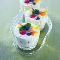 Krém z bílé čokolády s bazalkou a malinami