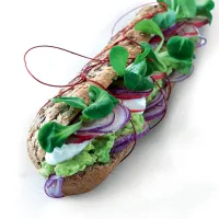 Sendvič s avokádem, ředkvičkami a kozím sýrem