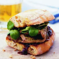 Sendvič se steakem a karamelizovanou cibulkou