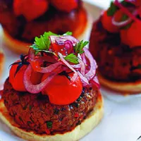 Burgery s rajčátky a červenou cibulí