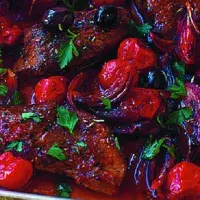 Jehněčí plátky s rajčaty a olivami