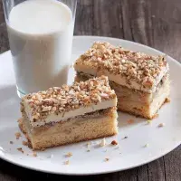 Třené řezy s jablky a tvarohovým krémem Třené řezy s jablky a tvarohovým krémem