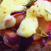 Topinka se sýrem, cibulí a jablkem