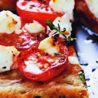 Koláč s rajčaty a kozím sýrem