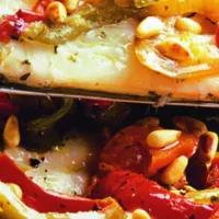 Treska se zeleninou a piniovými jadérky