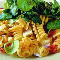 Těstoviny se sýrem a rajčaty