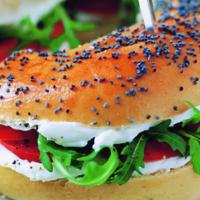 Bagel se smetanovým sýrem a rukolou Bagel se smetanovým sýrem a rukolou