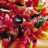 Těstoviny s bazalkovou salsou