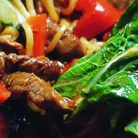 Hovězí s nudlemi a zelím