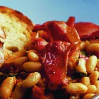 Bazalkové fazole se slaninou