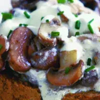 Houbový stroganov na toustu Houbový stroganov na toustu