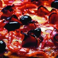 Ostrá pizza s uzeninou a chilli