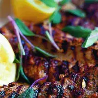 Grilované vepřové se šalvějí, citronem a sušenou šunkou