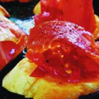 Chlebíčky s rajčaty a šunkou Serrano