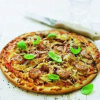 Pizza s klobáskou a rajčaty Pizza s klobáskou a rajčaty