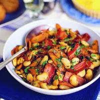 Salát z obřích fazolí a slaniny