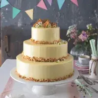 Třípatrový dort z bílé čokolády