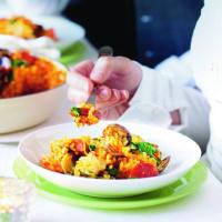 Pikantní paella s mušlemi a vepřovým masem