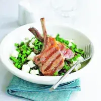 Jehněčí kotlety s hráškem a fetou