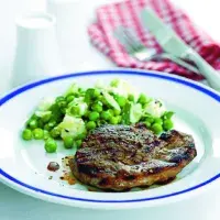 Jehněčí na grilu s hráškem a fetou