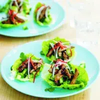 Hovězí terijaki na salátových listech