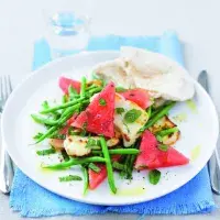 Salát se sýrem, melounem a mátou