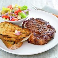Steak s topinkami a salátem