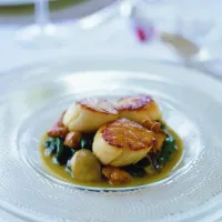 Svatojakubské mušle s houbami & špenátovou omáčkou