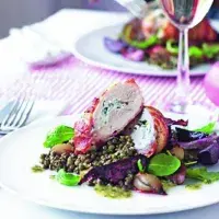 Kuřecí prsa s kozím sýrem, teplou čočkou a pečenou zeleninou