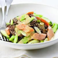 Uzený pstruh po asijsku s okurkou a nudlemi soba