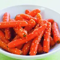 Mladá karotka se sezamem Mladá karotka se sezamem