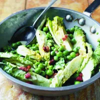 Krémový hrášek se salátem a slaninou