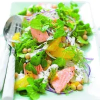 Salát s pomeranči a lososem