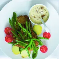 Salát s řízky, bramborami a zelenými fazolkami