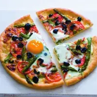 Pizza s vejci a chřestem