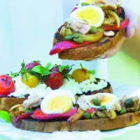 Chléb nicoise s peperonatou