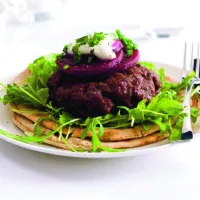Hovězí burger s pažitkovým dipem Hovězí burger s pažitkovým dipem