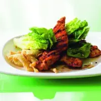 Salát s křupavým fenyklem a kuřetem s kouřovou příchutí